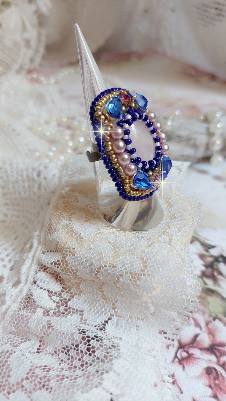 Anel de Gabrielle Amazona bordado com cristais de Quartzo e Swarovski
