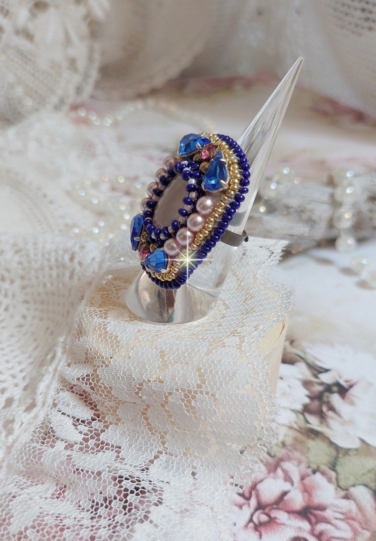 Anel de Gabrielle Amazona bordado com cristais de Quartzo e Swarovski