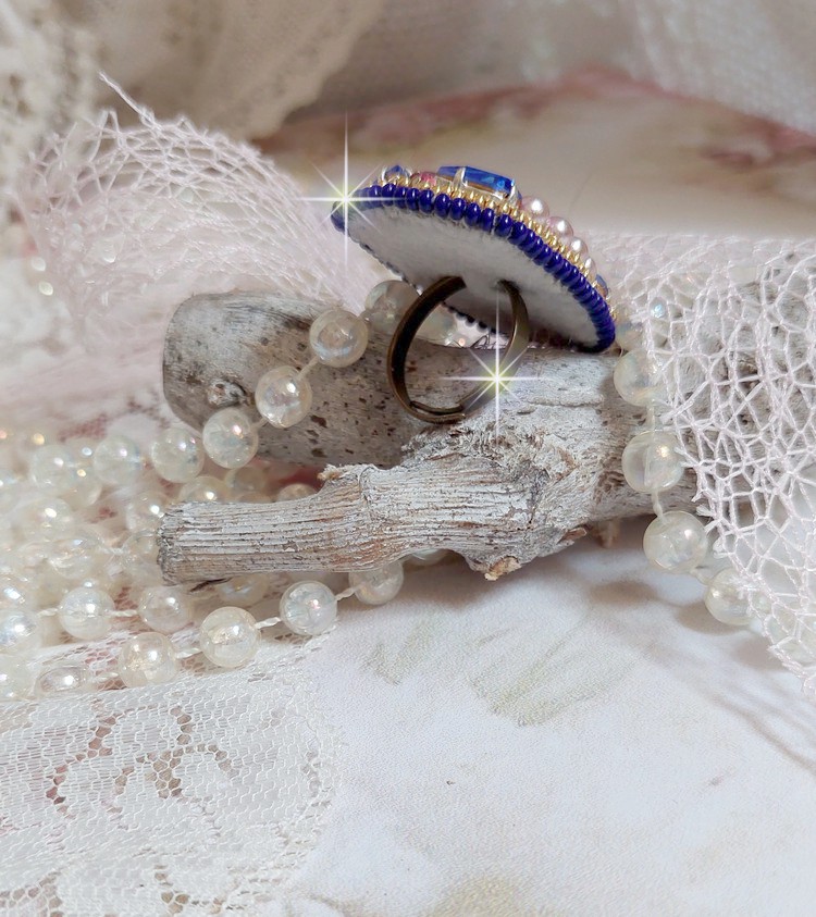 Anel de Gabrielle Amazona bordado com cristais de Quartzo e Swarovski