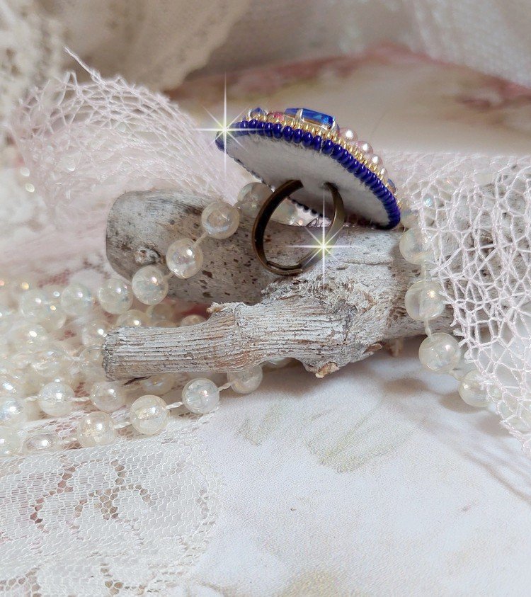 Anel de Gabrielle Amazona bordado com cristais de Quartzo e Swarovski