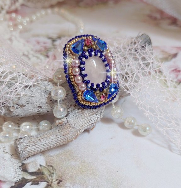 Anel de Gabrielle Amazona bordado com cristais de Quartzo e Swarovski