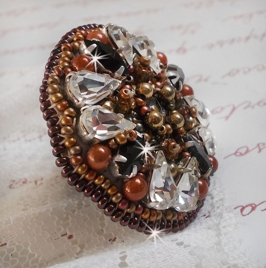 Anel Romântico Âmbar bordado com Cristal Swarovski e Preto, pérolas mágicas e pérolas de sementes