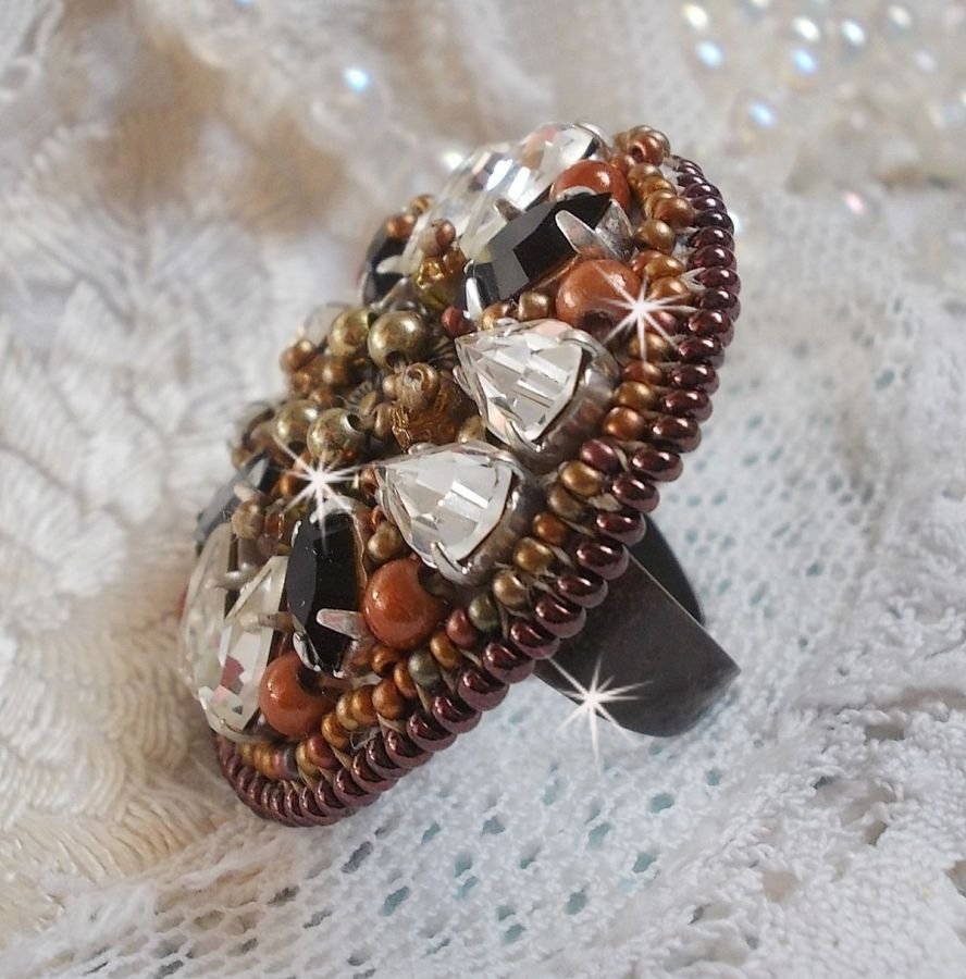Anel Romântico Âmbar bordado com Cristal Swarovski e Preto, pérolas mágicas e pérolas de sementes