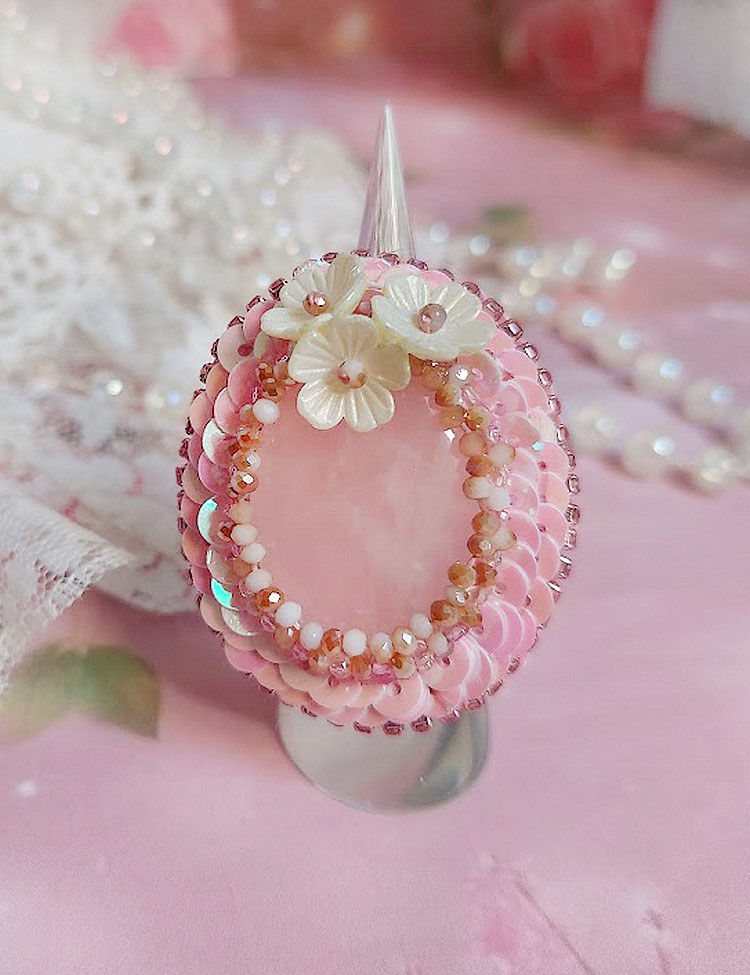 Bague Amour de quartz brodée avec pierre de gemme, rondes et rocailles verres, sequins, fleurs acryliques et bague laiton