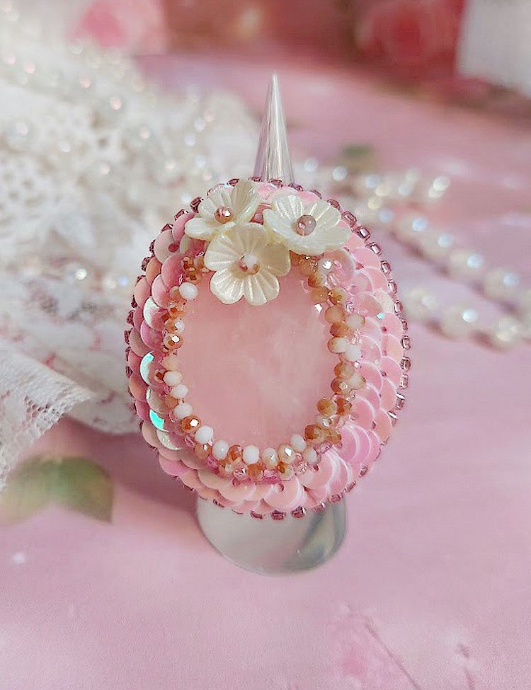 Bague Amour de quartz brodée avec pierre de gemme, rondes et rocailles verres, sequins, fleurs acryliques et bague laiton