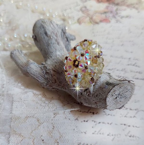 Anel Aurora com facetas e topos girat&oacute;rios em cristal Swarovski