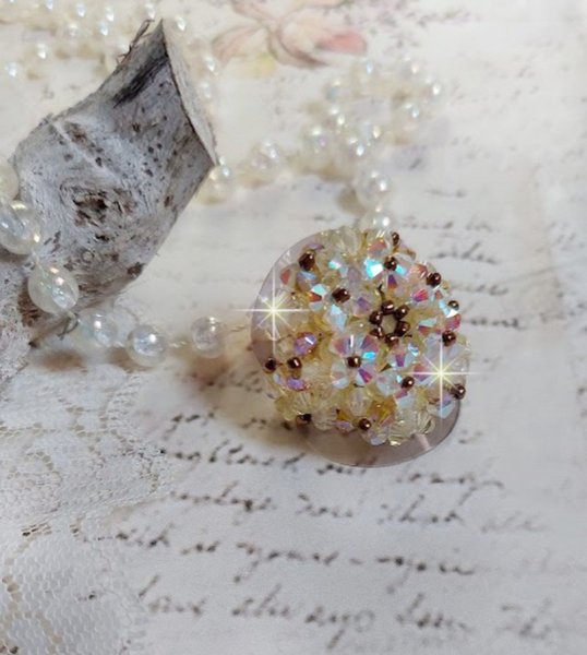 Anel Aurora com facetas e topos girat&oacute;rios em cristal Swarovski