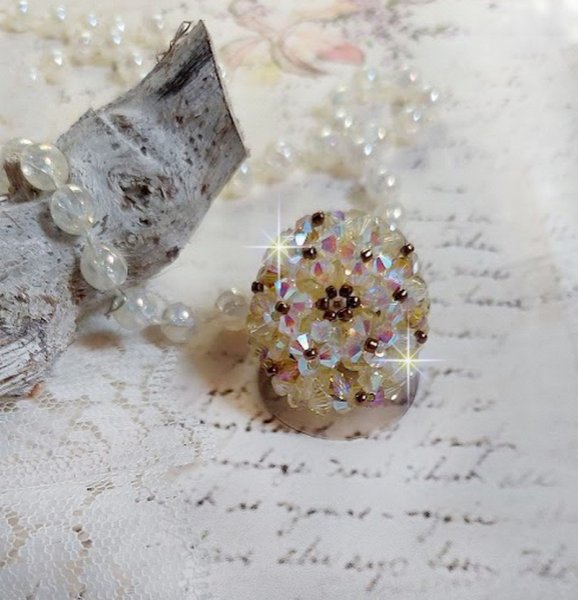 Anel Aurora com facetas e topos girat&oacute;rios em cristal Swarovski