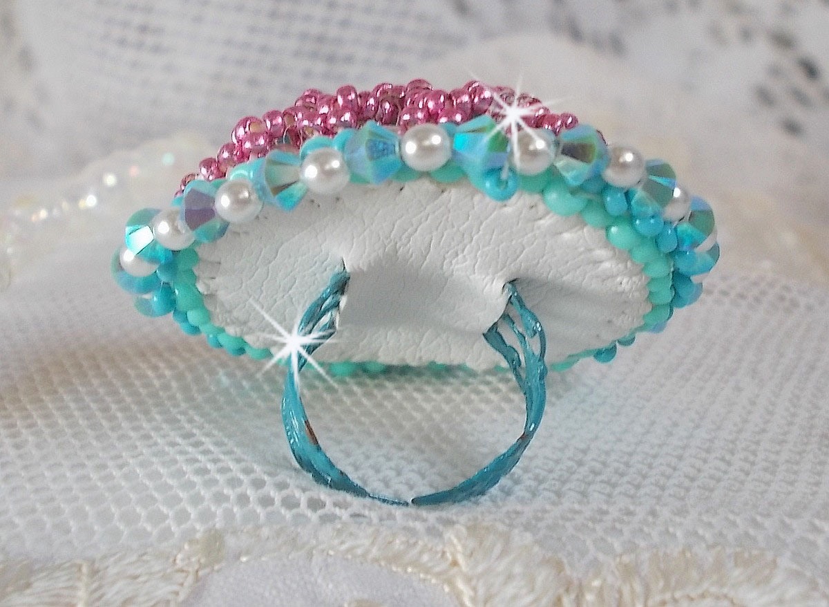 Anel de beleza Alicia Blue bordado com cristais Swarovski, pérolas de marfim e missangas de sementes