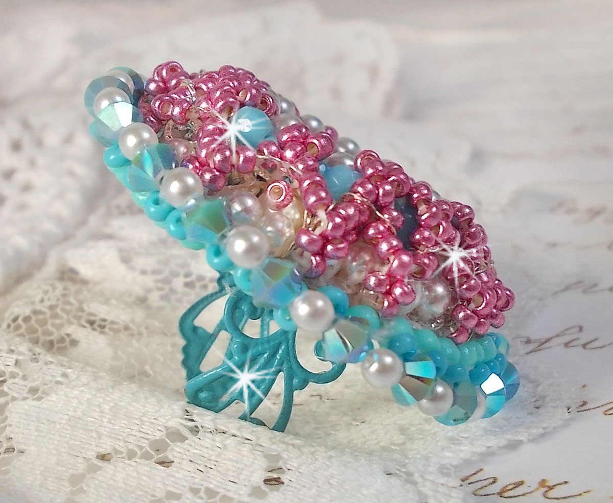 Anel de beleza Alicia Blue bordado com cristais Swarovski, pérolas de marfim e missangas de sementes