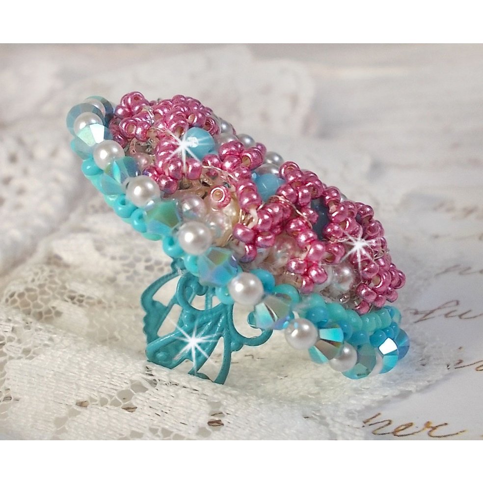 Anel de beleza Alicia Blue bordado com cristais Swarovski, pérolas de marfim e missangas de sementes