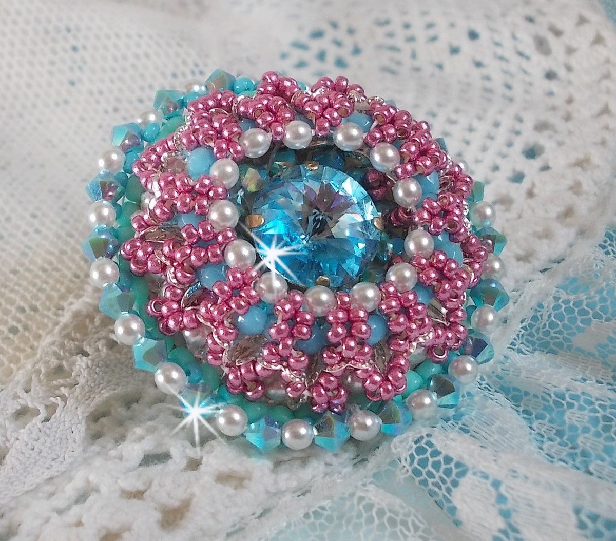 Anel de beleza Alicia Blue bordado com cristais Swarovski, pérolas de marfim e missangas de sementes