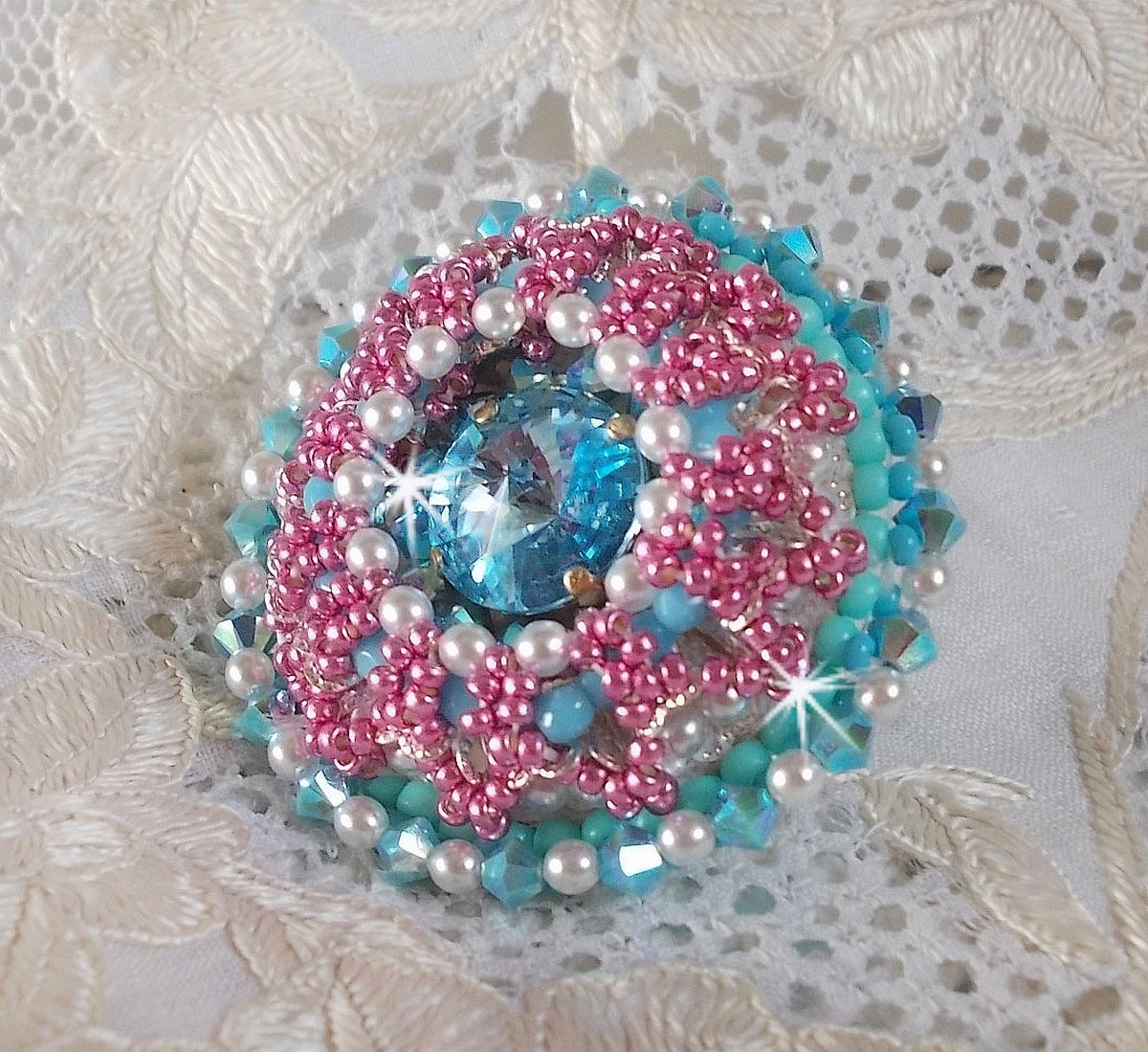 Anel de beleza Alicia Blue bordado com cristais Swarovski, pérolas de marfim e missangas de sementes