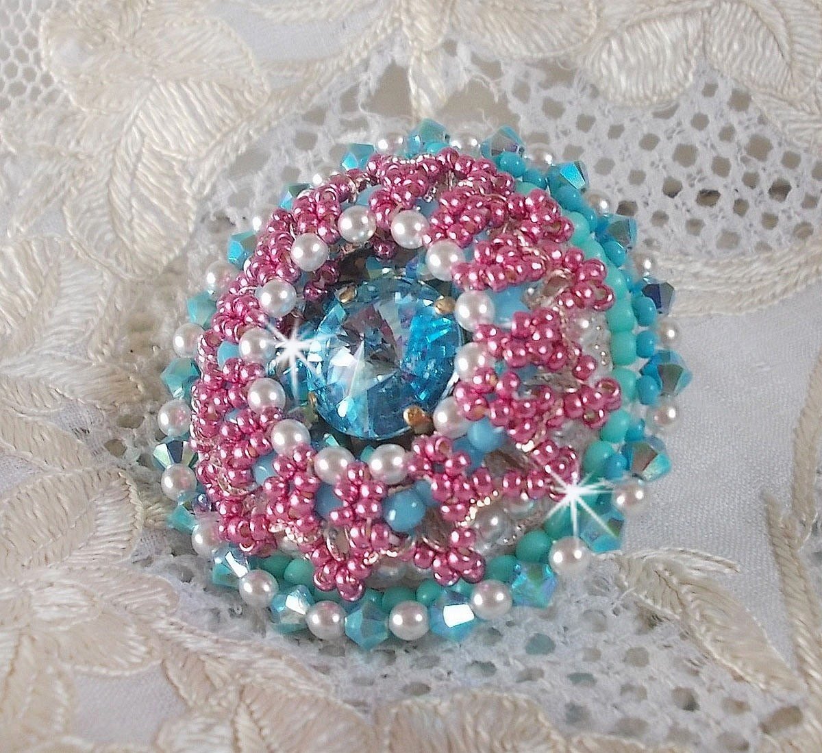 Anel de beleza Alicia Blue bordado com cristais Swarovski, pérolas de marfim e missangas de sementes