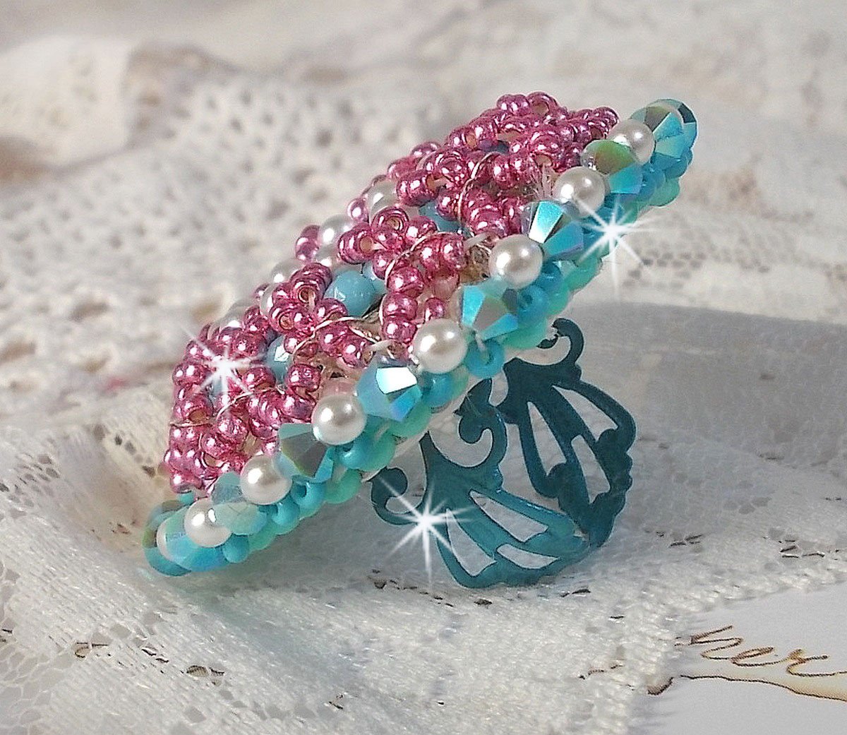 Anel de beleza Alicia Blue bordado com cristais Swarovski, pérolas de marfim e missangas de sementes