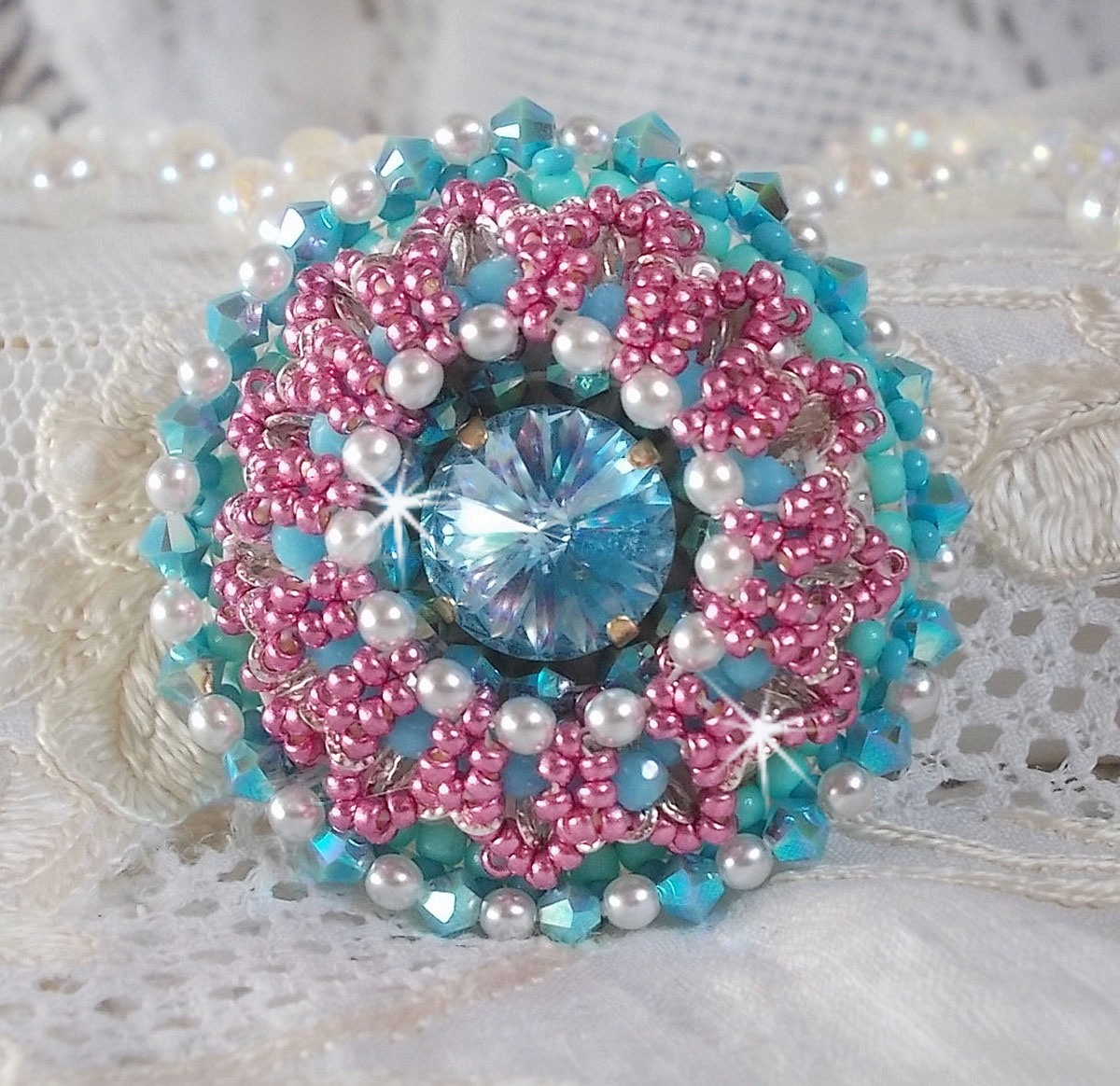 Anel de beleza Alicia Blue bordado com cristais Swarovski, pérolas de marfim e missangas de sementes