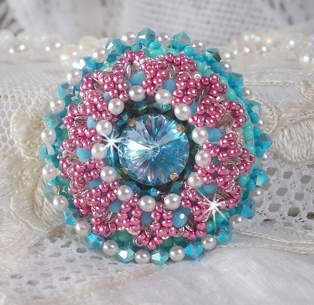 Anel de beleza Alicia Blue bordado com cristais Swarovski, pérolas de marfim e missangas de sementes