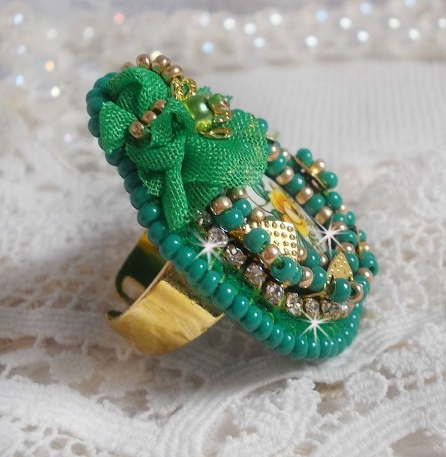 Lindo anel de esmeralda com um cabochon de cerâmica feito de uma rosa amarela e verde