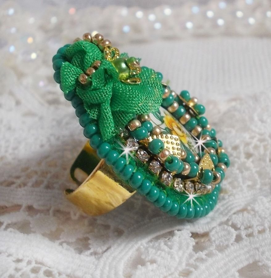 Lindo anel de esmeralda com um cabochon de cerâmica feito de uma rosa amarela e verde