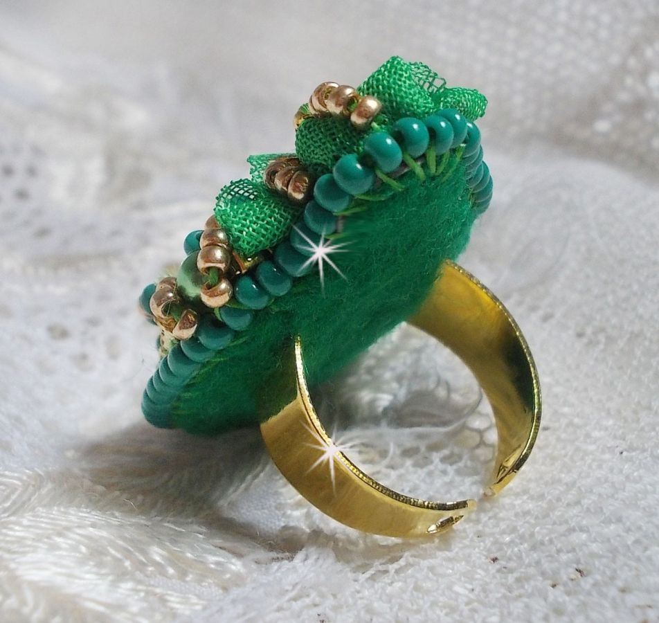 Lindo anel de esmeralda com um cabochon de cerâmica feito de uma rosa amarela e verde