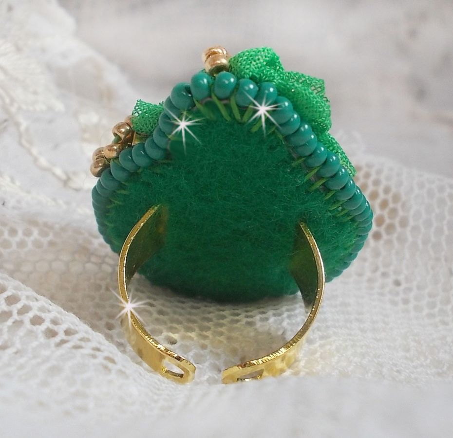 Lindo anel de esmeralda com um cabochon de cerâmica feito de uma rosa amarela e verde