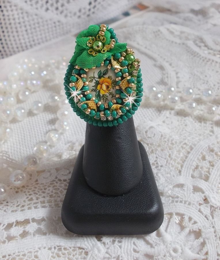 Lindo anel de esmeralda com um cabochon de cerâmica feito de uma rosa amarela e verde