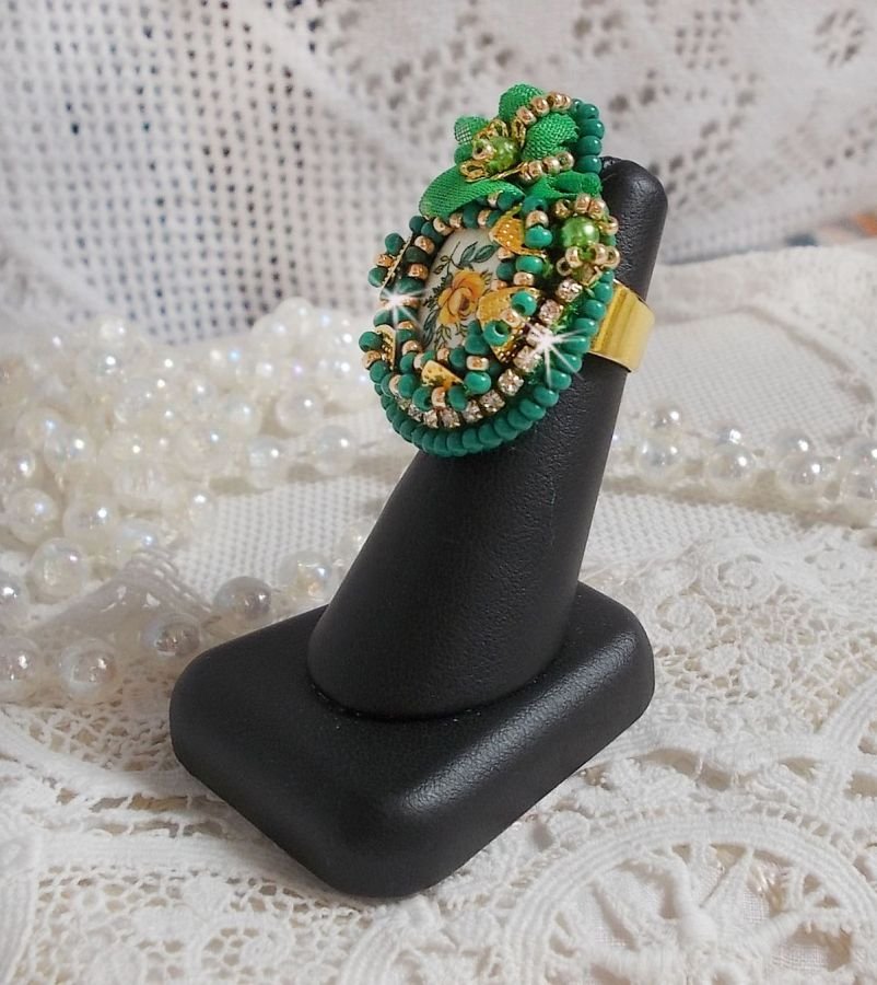 Lindo anel de esmeralda com um cabochon de cerâmica feito de uma rosa amarela e verde