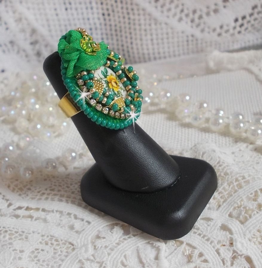 Lindo anel de esmeralda com um cabochon de cerâmica feito de uma rosa amarela e verde
