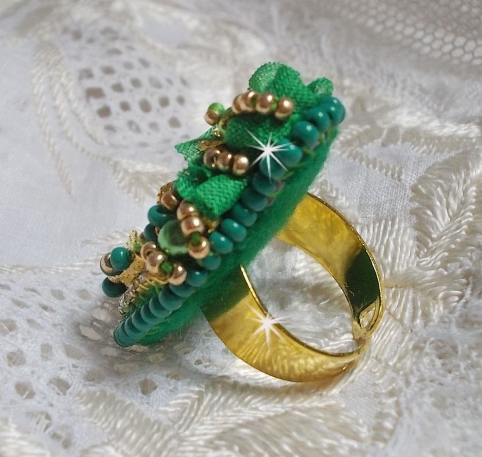 Lindo anel de esmeralda com um cabochon de cerâmica feito de uma rosa amarela e verde