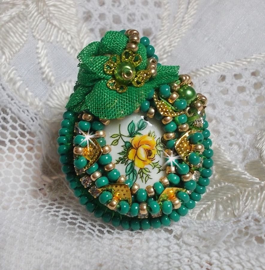Lindo anel de esmeralda com um cabochon de cerâmica feito de uma rosa amarela e verde