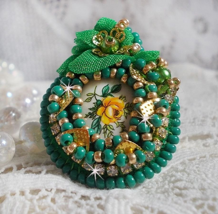 Lindo anel de esmeralda com um cabochon de cerâmica feito de uma rosa amarela e verde