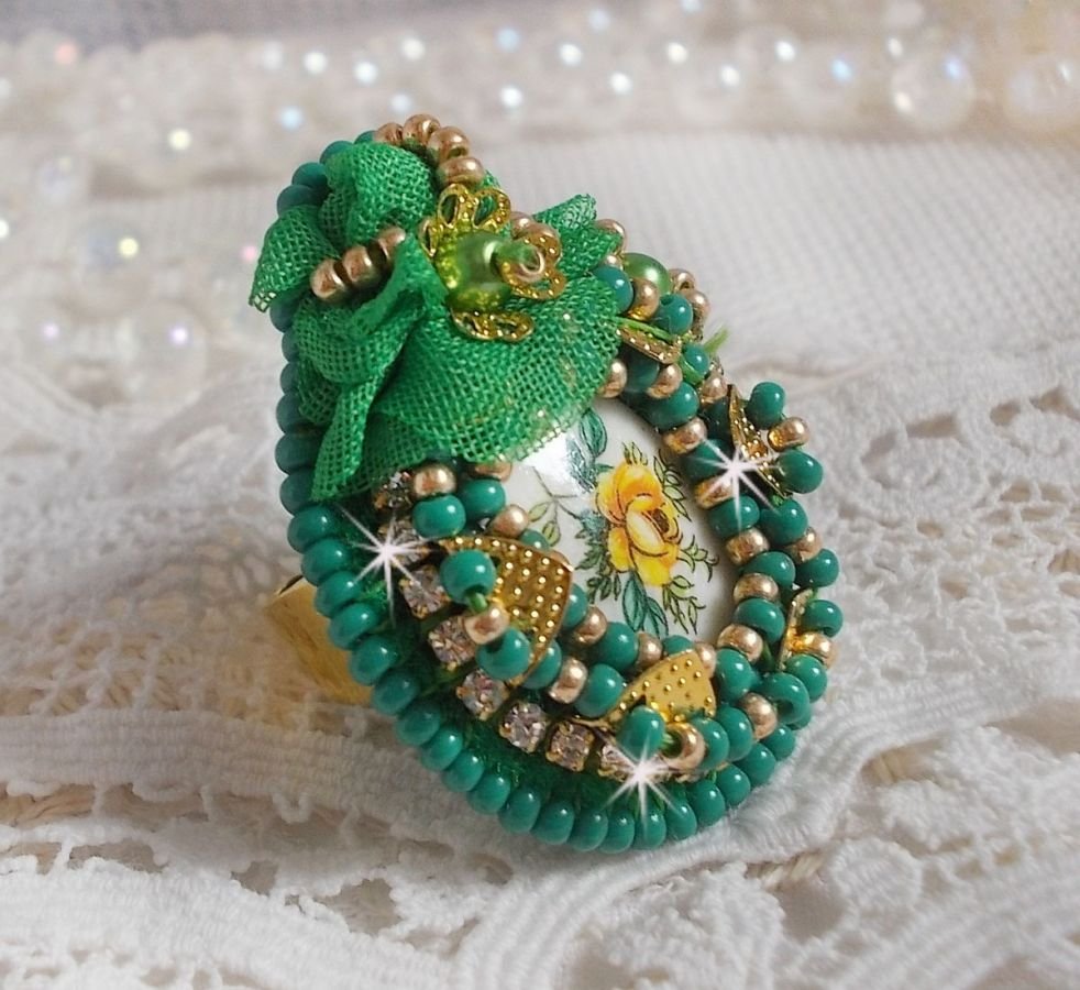 Lindo anel de esmeralda com um cabochon de cerâmica feito de uma rosa amarela e verde