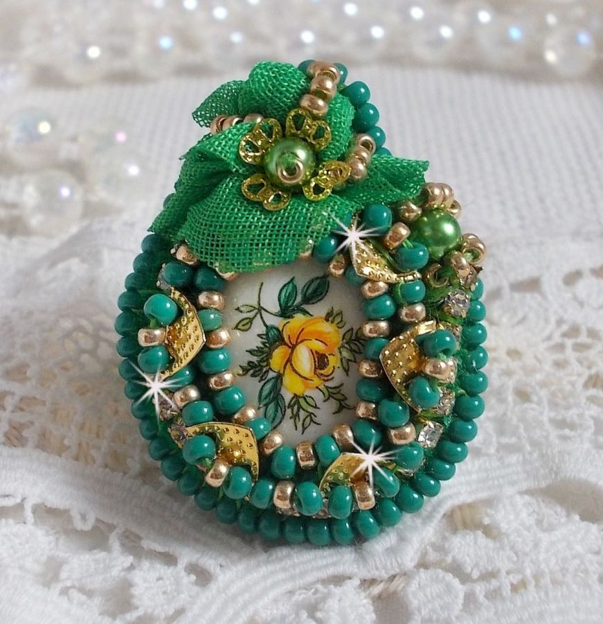 Lindo anel de esmeralda com um cabochon de cerâmica feito de uma rosa amarela e verde