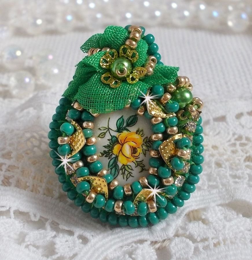 Lindo anel de esmeralda com um cabochon de cerâmica feito de uma rosa amarela e verde