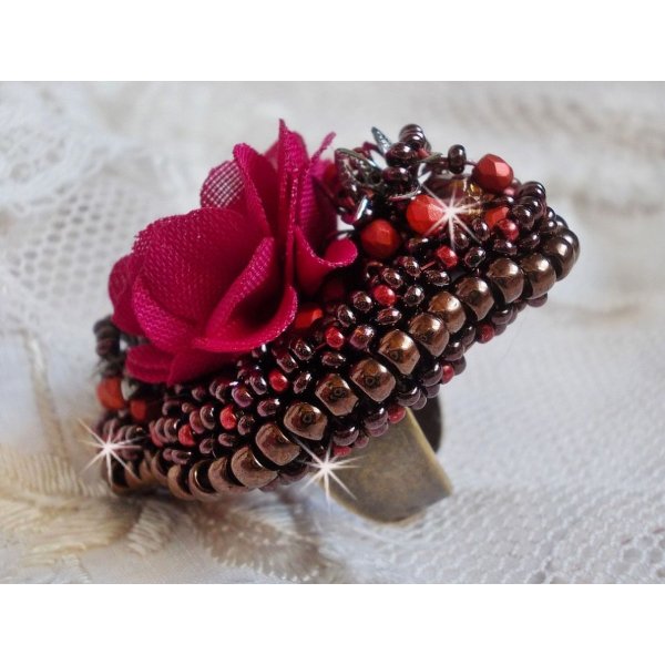 Bague  Belle H&eacute;l&egrave;ne brod&eacute;e avec une fleur en tissu, une Calcite jaune/blanc et des rocailles.