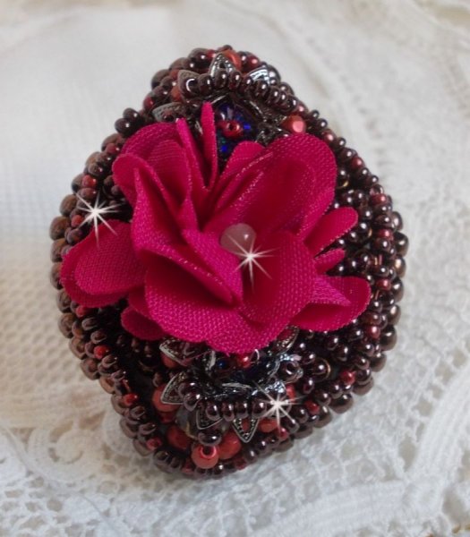 Bague  Belle H&eacute;l&egrave;ne brod&eacute;e avec une fleur en tissu, une Calcite jaune/blanc et des rocailles.