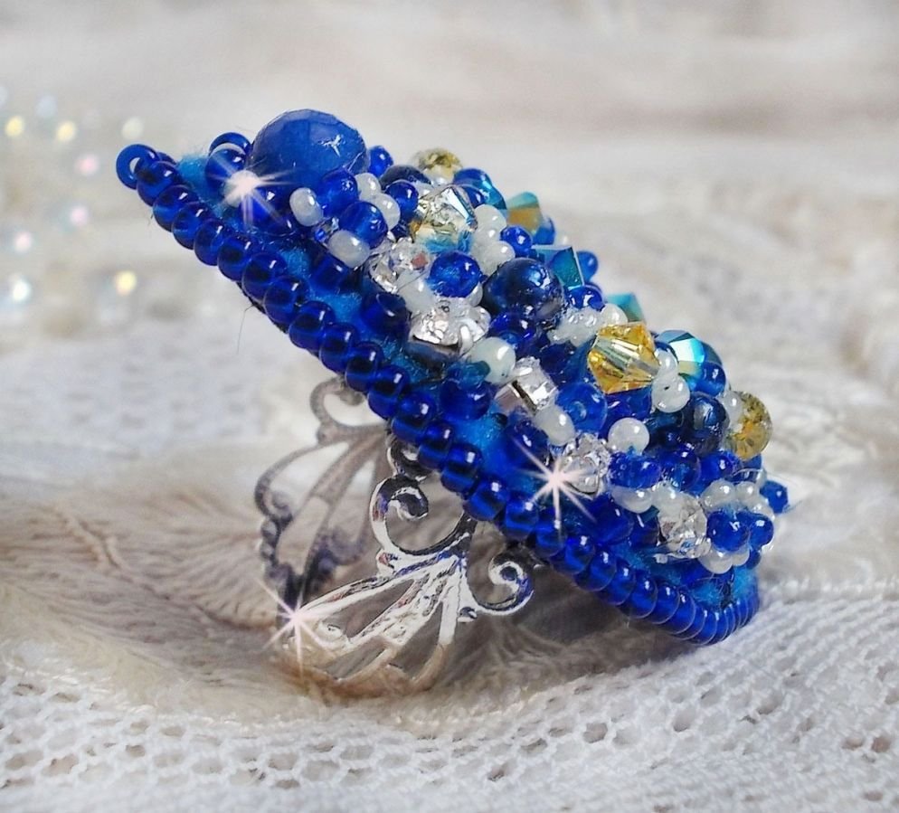 Anel Blue Palace, um desenho autêntico com contas azuis de sementes e cristais Swarovski