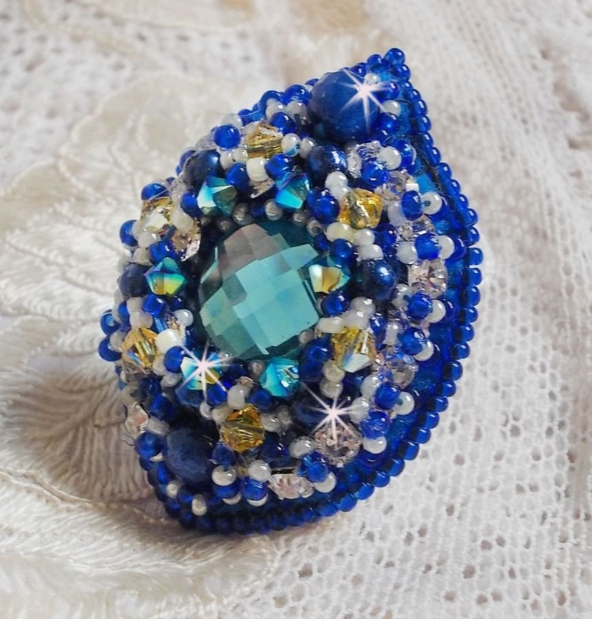 Anel Blue Palace, um desenho autêntico com contas azuis de sementes e cristais Swarovski