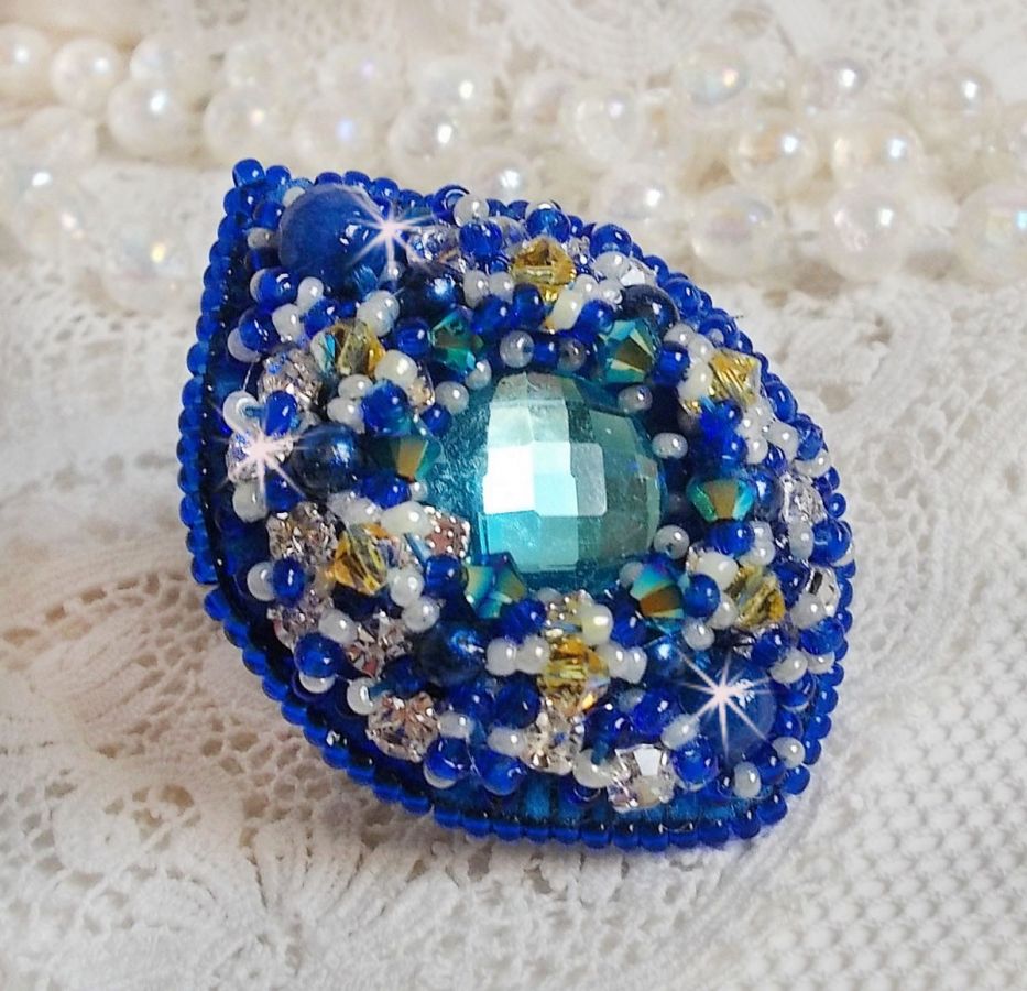 Anel Blue Palace, um desenho autêntico com contas azuis de sementes e cristais Swarovski