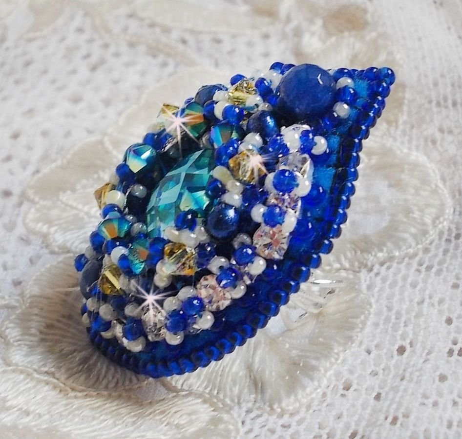 Anel Blue Palace, um desenho autêntico com contas azuis de sementes e cristais Swarovski