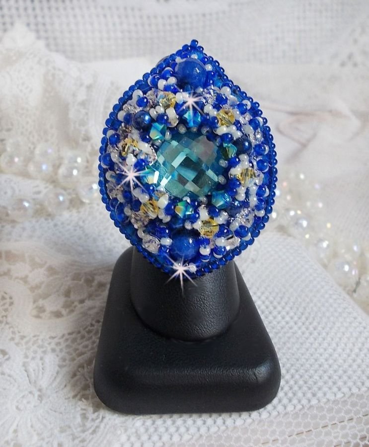 Anel Blue Palace, um desenho autêntico com contas azuis de sementes e cristais Swarovski