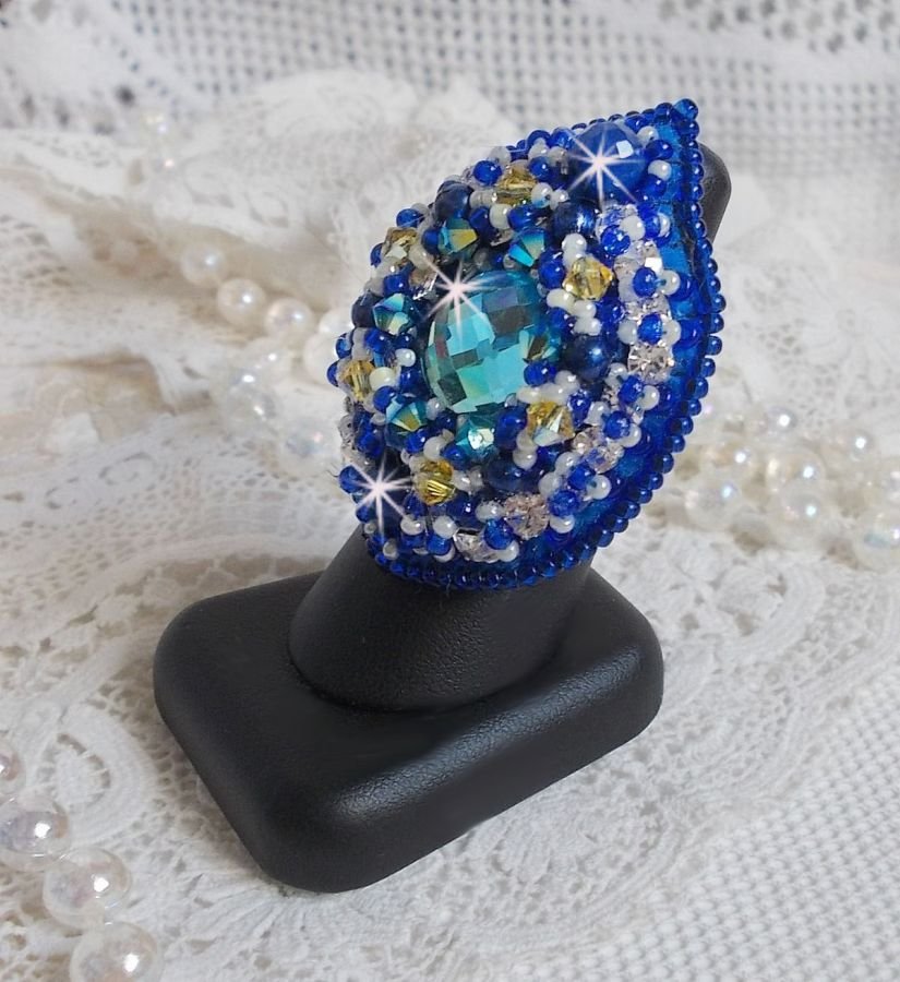 Anel Blue Palace, um desenho autêntico com contas azuis de sementes e cristais Swarovski