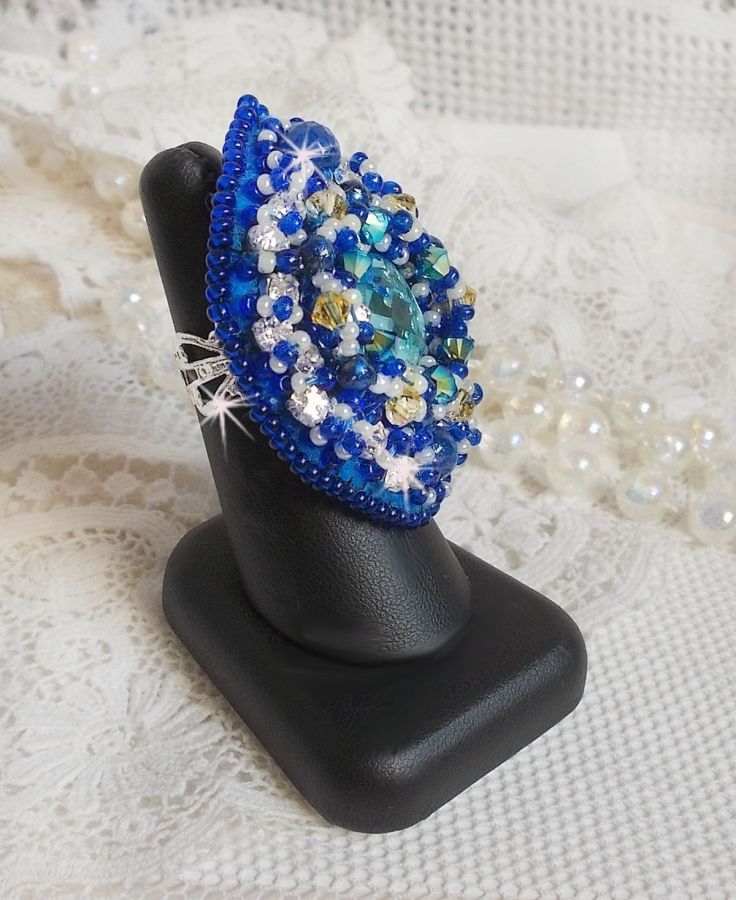 Anel Blue Palace, um desenho autêntico com contas azuis de sementes e cristais Swarovski