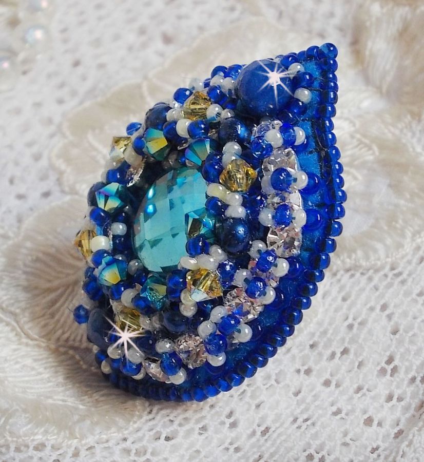 Anel Blue Palace, um desenho autêntico com contas azuis de sementes e cristais Swarovski