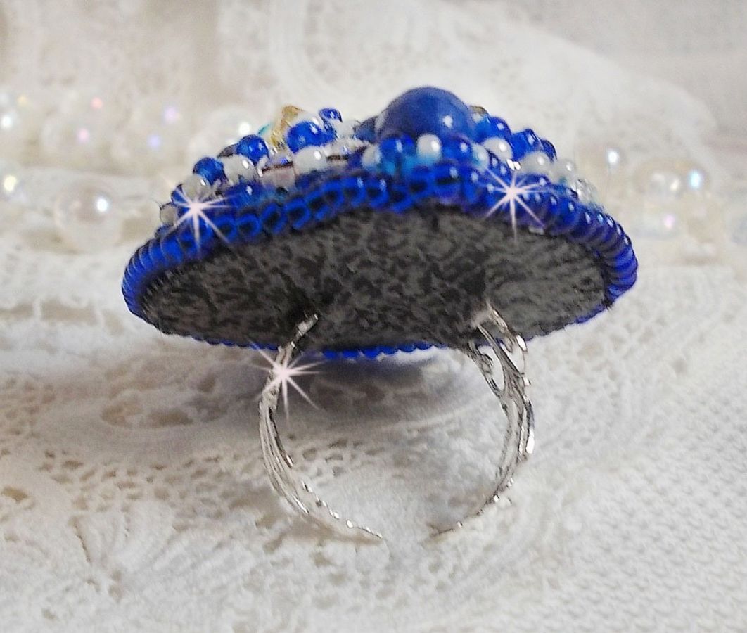 Anel Blue Palace, um desenho autêntico com contas azuis de sementes e cristais Swarovski