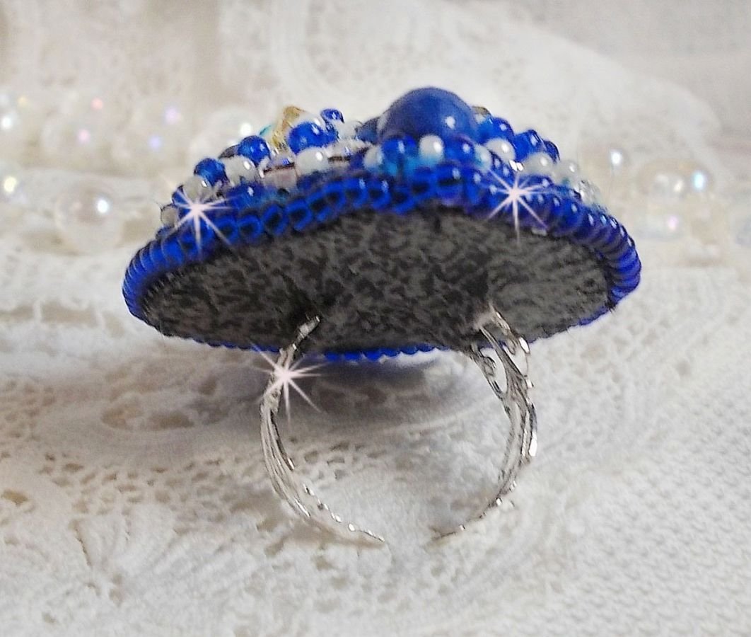 Anel Blue Palace, um desenho autêntico com contas azuis de sementes e cristais Swarovski