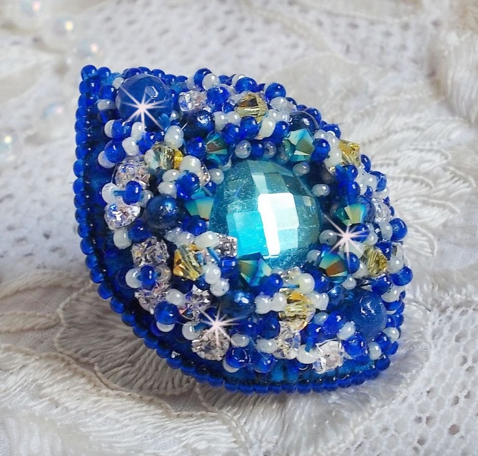 Anel Blue Palace, um desenho autêntico com contas azuis de sementes e cristais Swarovski