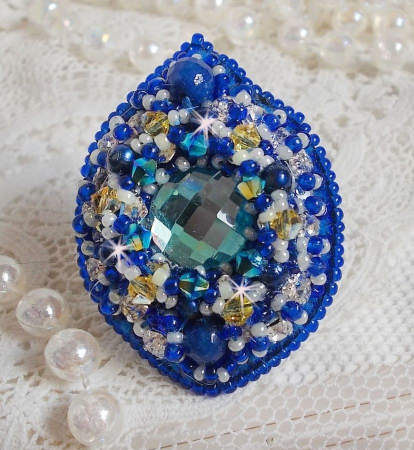 Anel Blue Palace, um desenho autêntico com contas azuis de sementes e cristais Swarovski