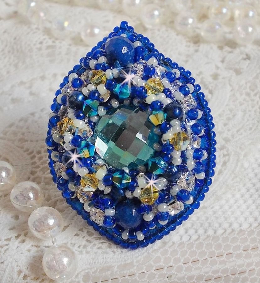 Anel Blue Palace, um desenho autêntico com contas azuis de sementes e cristais Swarovski