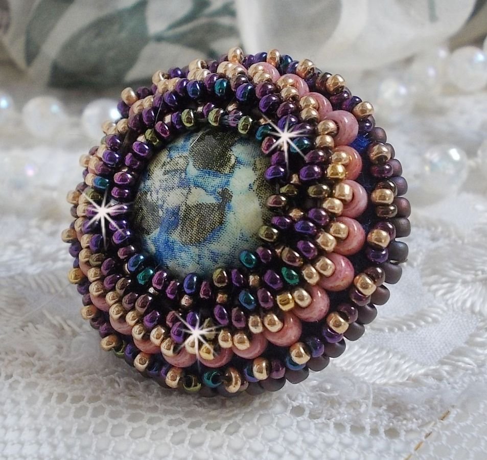 Bonjour Paris anel bordado com um cabochon de resina marmoreada e contas de sementes Miyuki